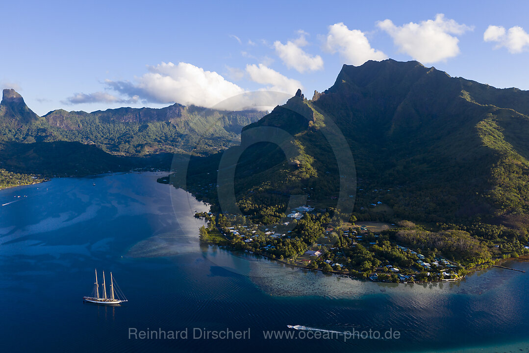 Segelboot in der Baie de Cook, Moorea, Franzoesisch Polynesien