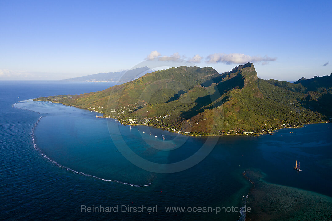 Blick auf die Baie de Cook, Moorea, Franzoesisch Polynesien