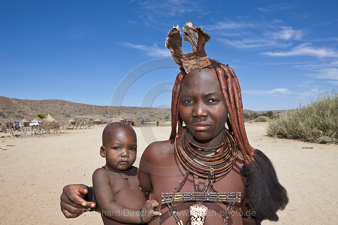 Himbafrau mit Baby, Damaraland, Namibia