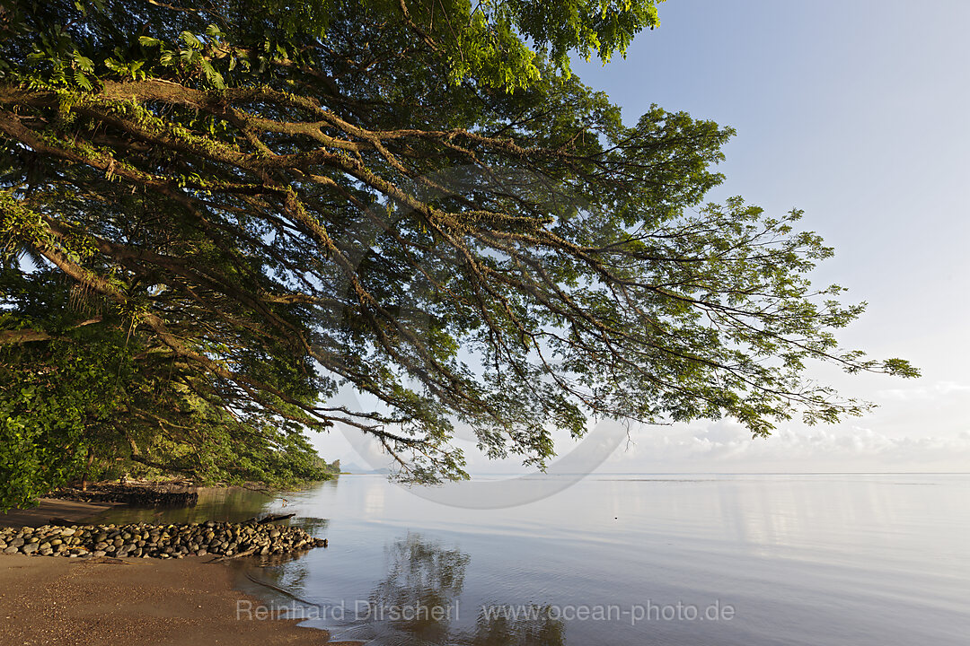 Strand an der Kimbe Bay, New Britain, Papua Neuguinea