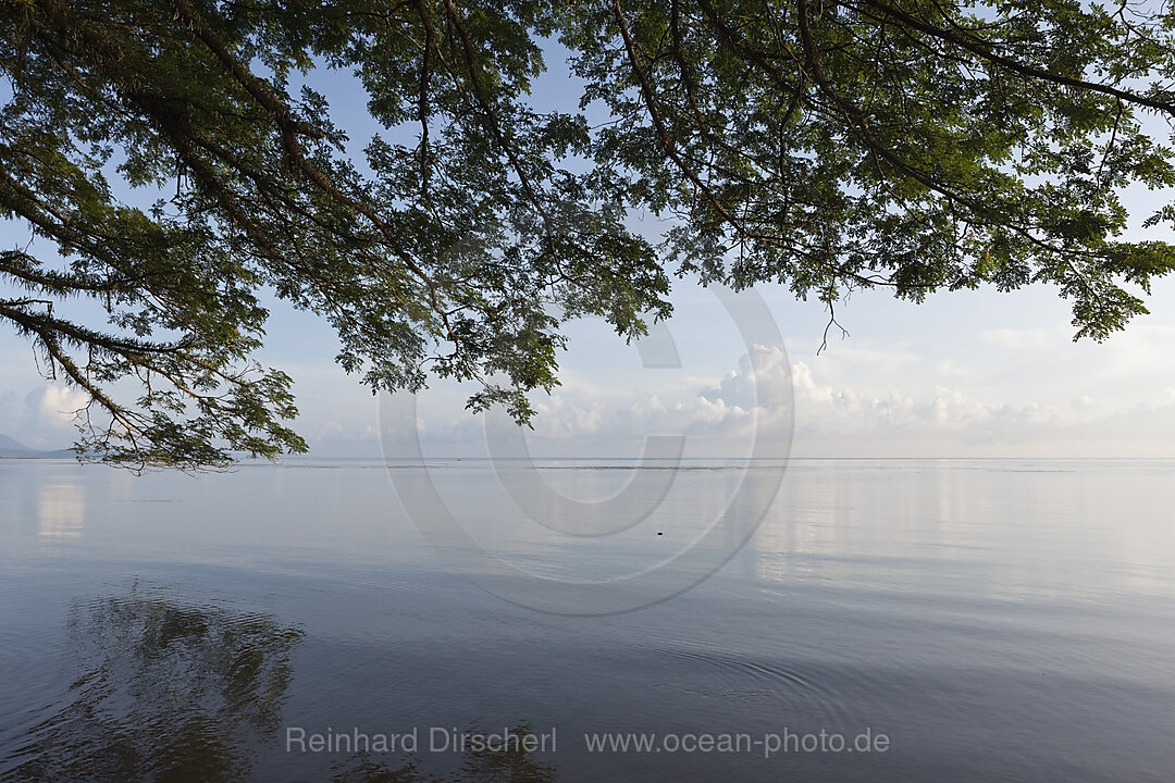 Strand an der Kimbe Bay, New Britain, Papua Neuguinea