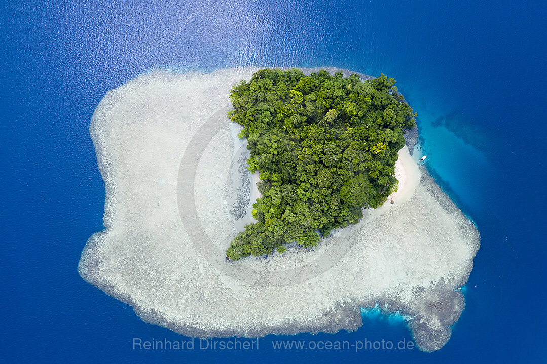 Blick auf die Insel Restorf, Kimbe Bay, New Britain, Papua Neuguinea