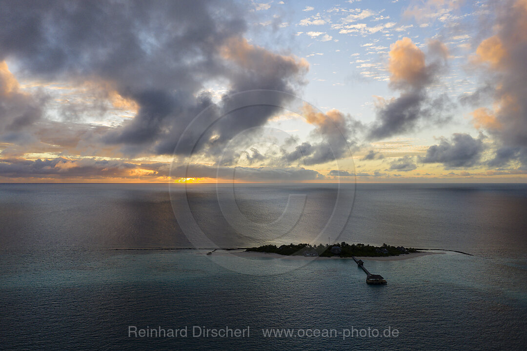 Ferieninsel im Sonnenuntergang, Nord Ari Atoll, Indischer Ozean, Malediven