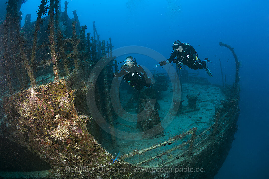 Taucher am Heck des Maldive Victory Wrack, Hulhule, Nord Male Atoll, Malediven