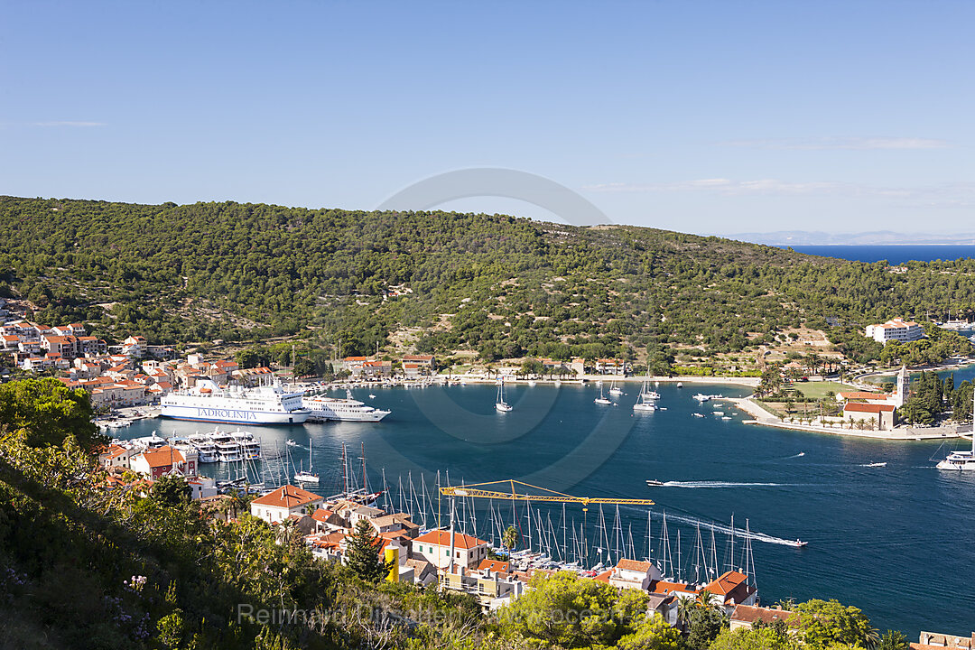 Faehrhafen der Stadt Vis, Insel Vis, Mittelmeer, Kroatien