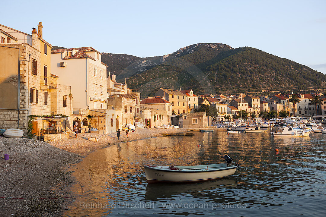 Ansicht der Stadt Komiza, Insel Vis, Mittelmeer, Kroatien