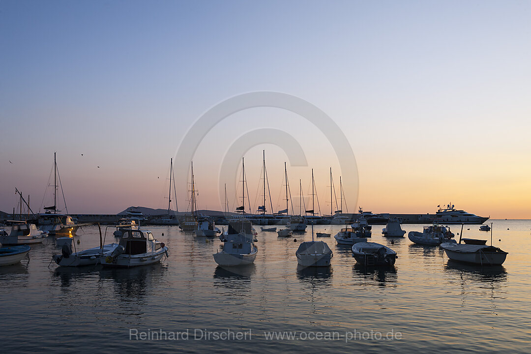 Hafen der Stadt Komiza, Insel Vis, Mittelmeer, Kroatien