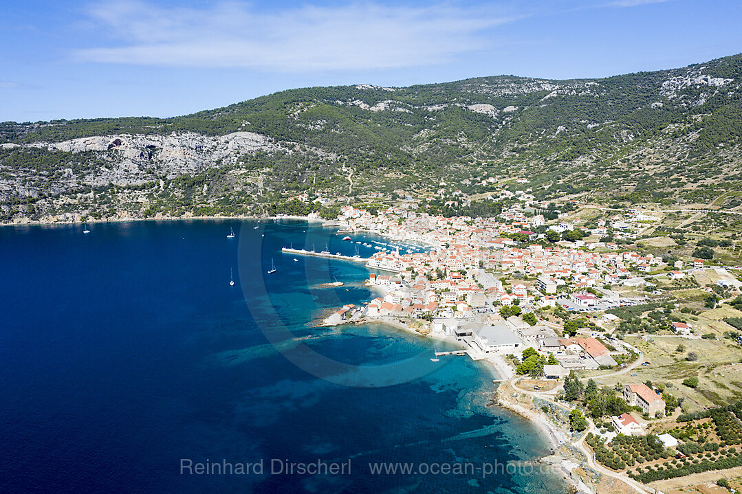 Bucht der Stadt Komiza, Insel Vis, Mittelmeer, Kroatien