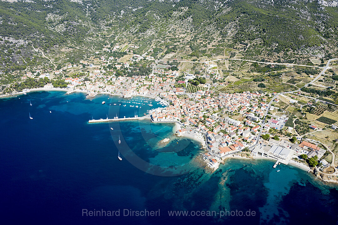 Bucht der Stadt Komiza, Insel Vis, Mittelmeer, Kroatien