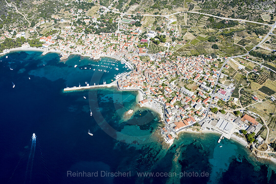 Bucht der Stadt Komiza, Insel Vis, Mittelmeer, Kroatien