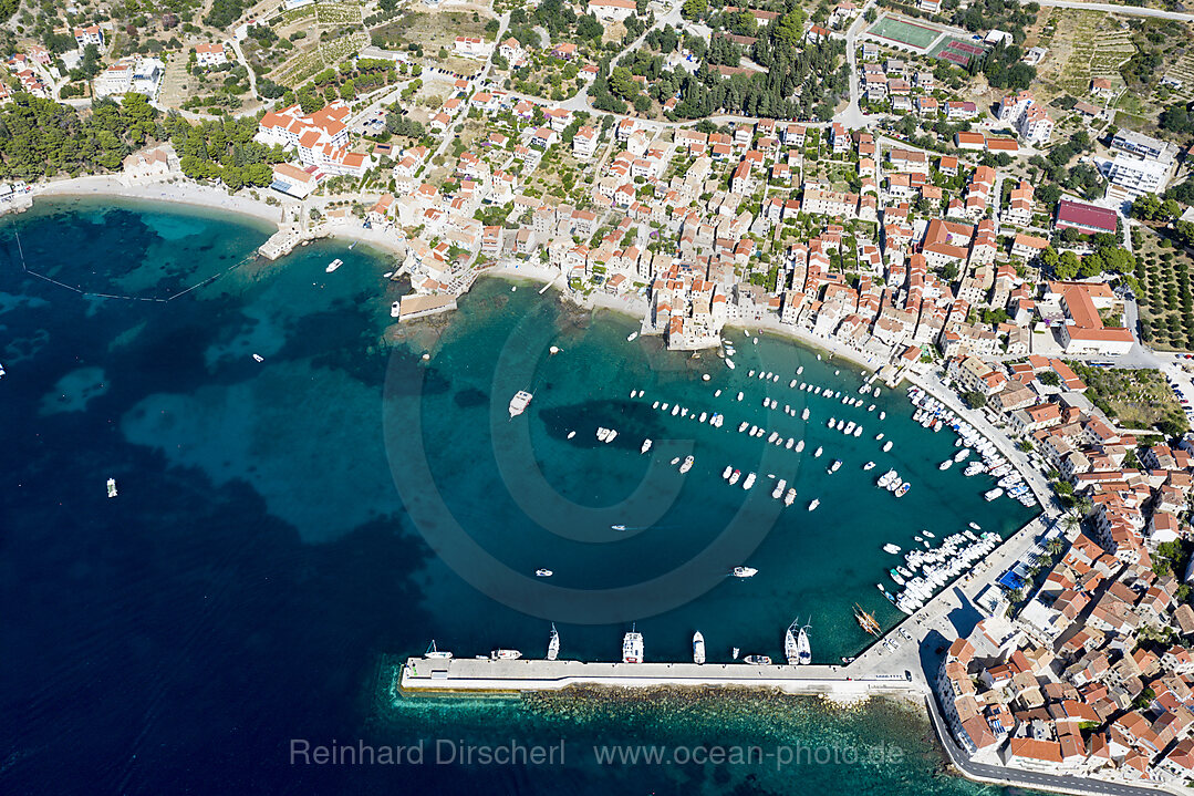 Bucht der Stadt Komiza, Insel Vis, Mittelmeer, Kroatien