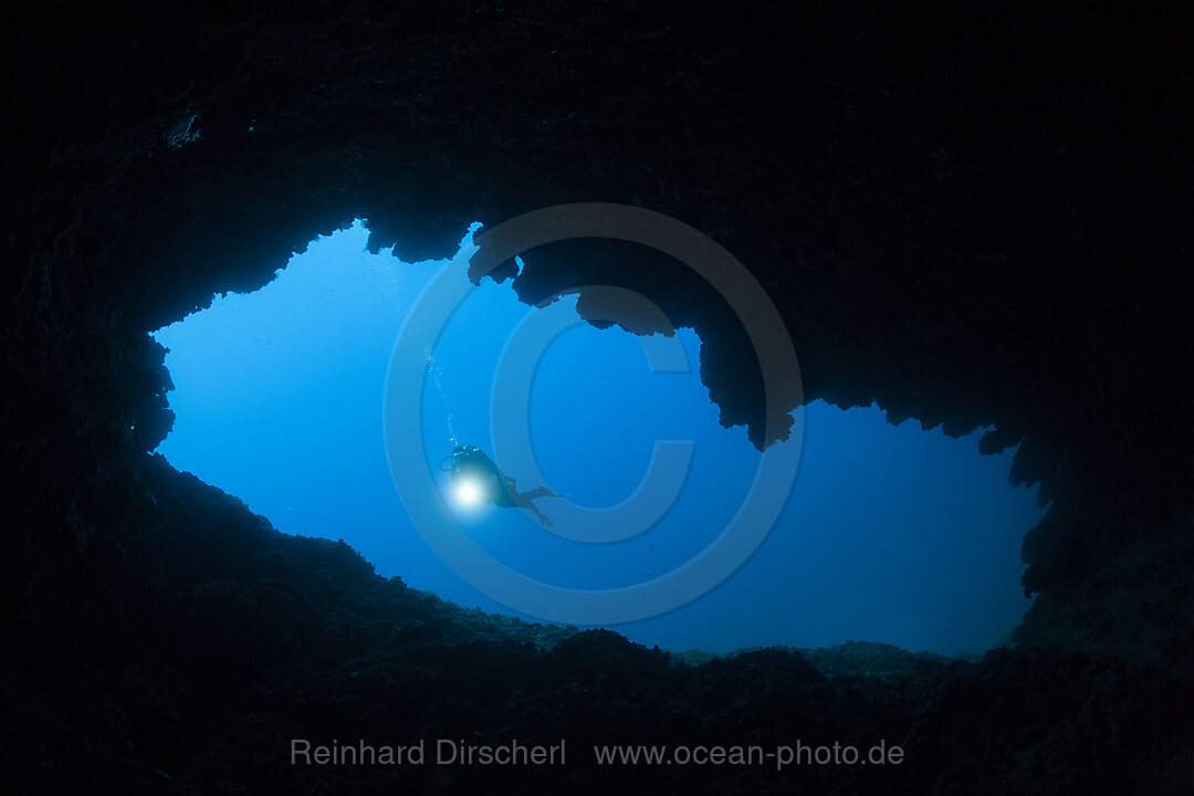 Taucher in Gruener Hoehle, Insel Vis, Mittelmeer, Kroatien