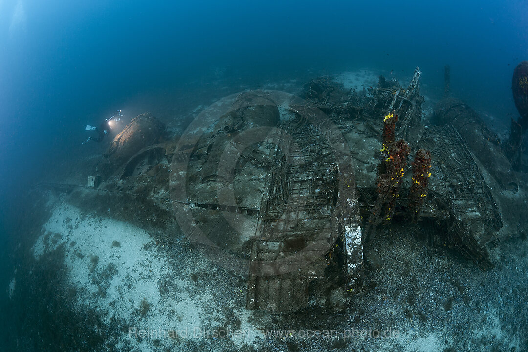 Taucher am B-24 Liberator Bomber Wrack, Insel Vis, Mittelmeer, Kroatien