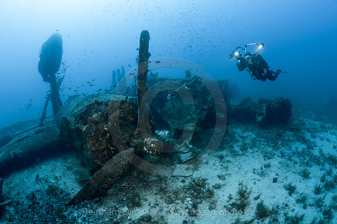 Taucher am B-24 Liberator Bomber Wrack, Insel Vis, Mittelmeer, Kroatien
