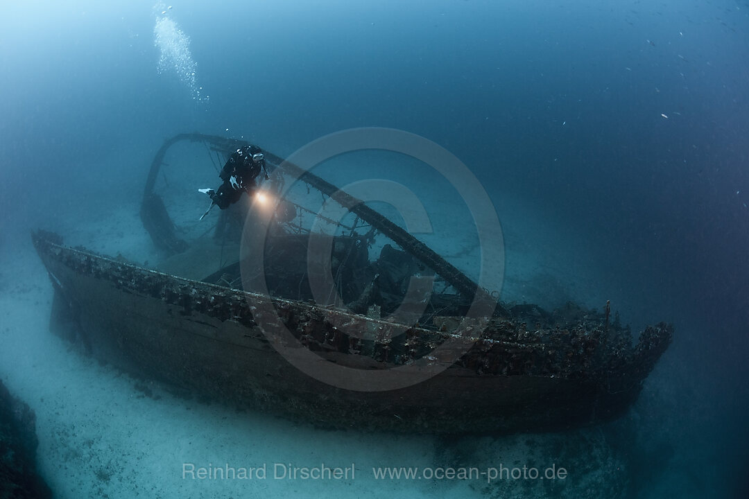 Taucher am Fortunal Wrack, Insel Vis, Mittelmeer, Kroatien