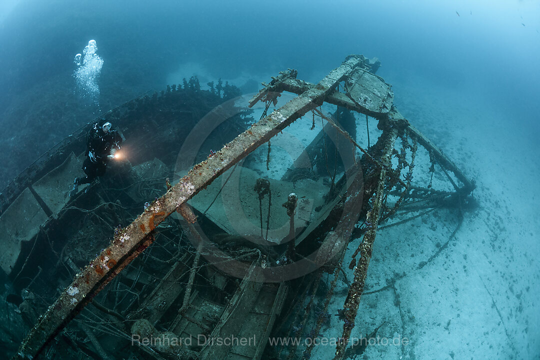 Taucher am Fortunal Wrack, Insel Vis, Mittelmeer, Kroatien