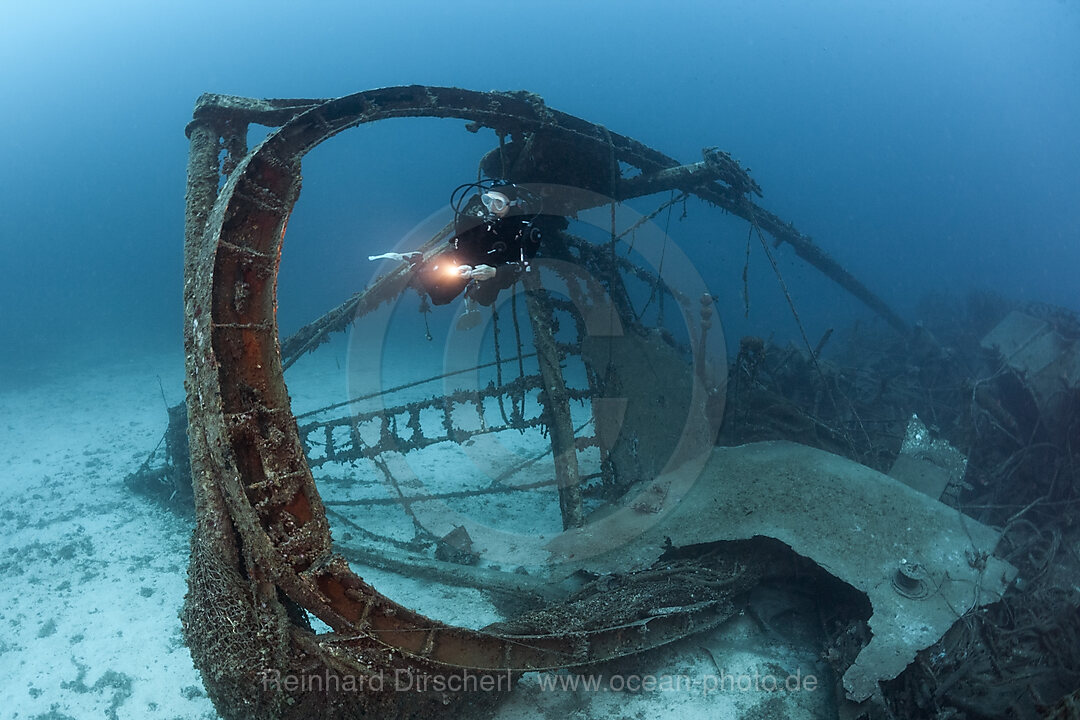 Taucher am Fortunal Wrack, Insel Vis, Mittelmeer, Kroatien