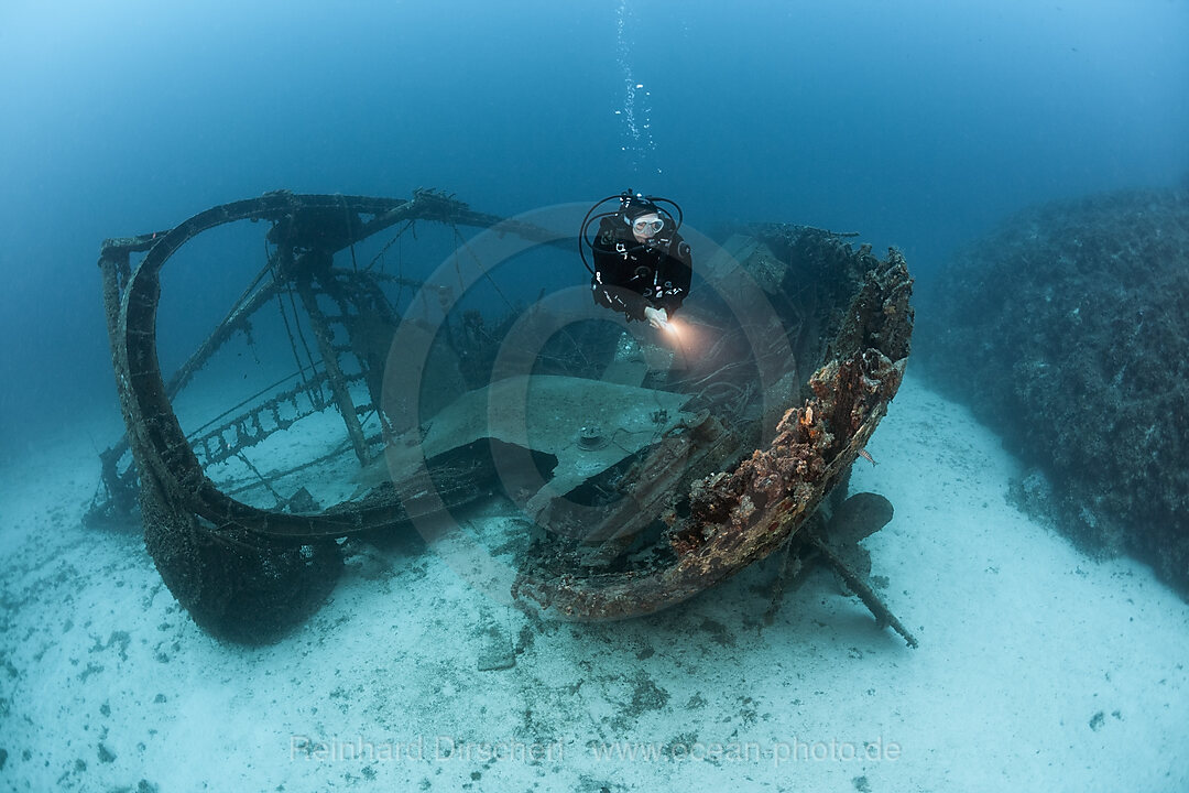 Taucher am Fortunal Wrack, Insel Vis, Mittelmeer, Kroatien