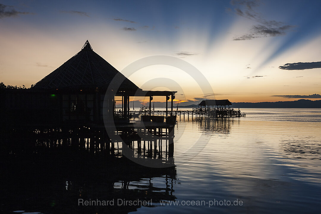 Sonnenuntergang Raja Ampat Dive Lodge, Raja Ampat, West Papua, Indonesien