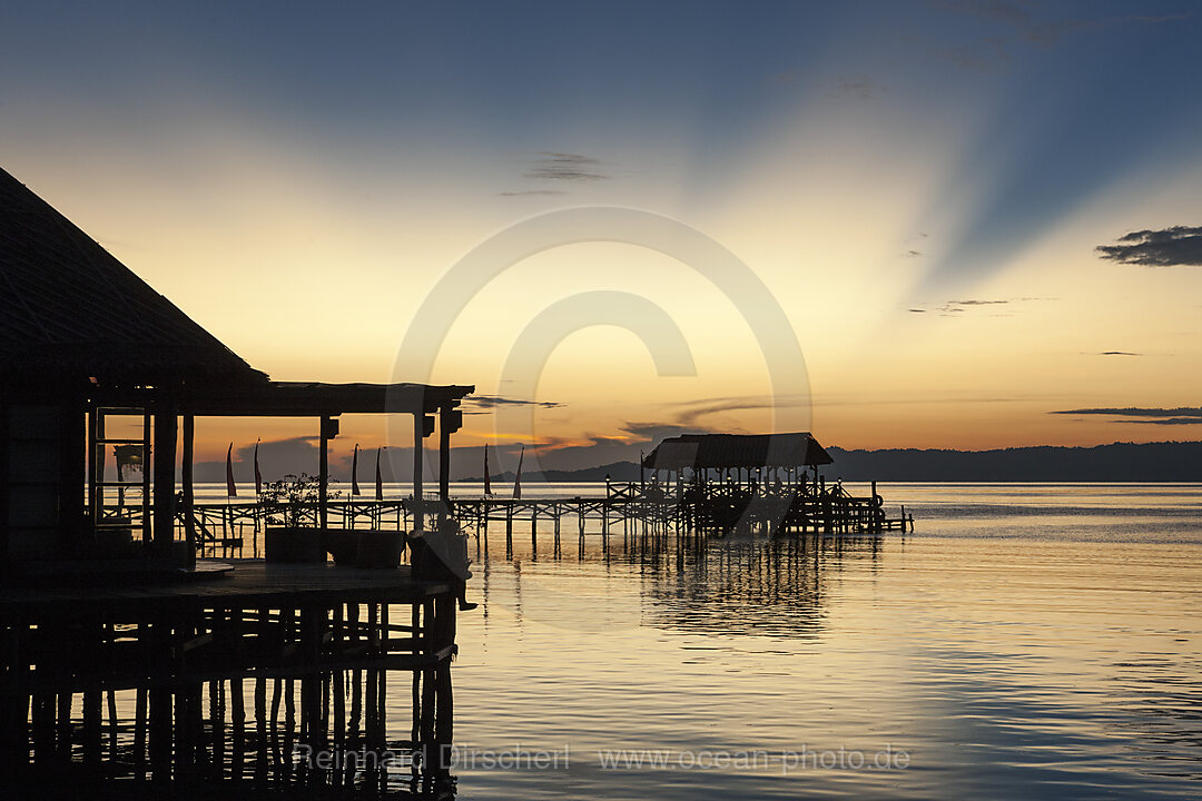 Sonnenuntergang Raja Ampat Dive Lodge, Raja Ampat, West Papua, Indonesien
