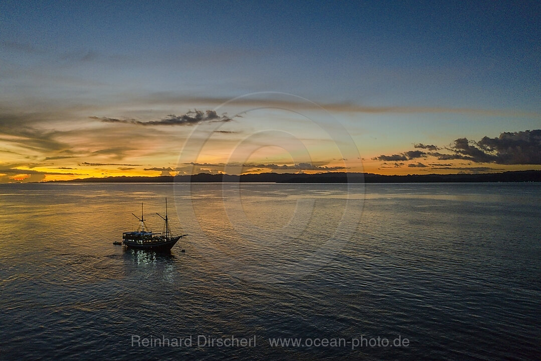 Safariboot in Raja Ampat, Raja Ampat, West Papua, Indonesien