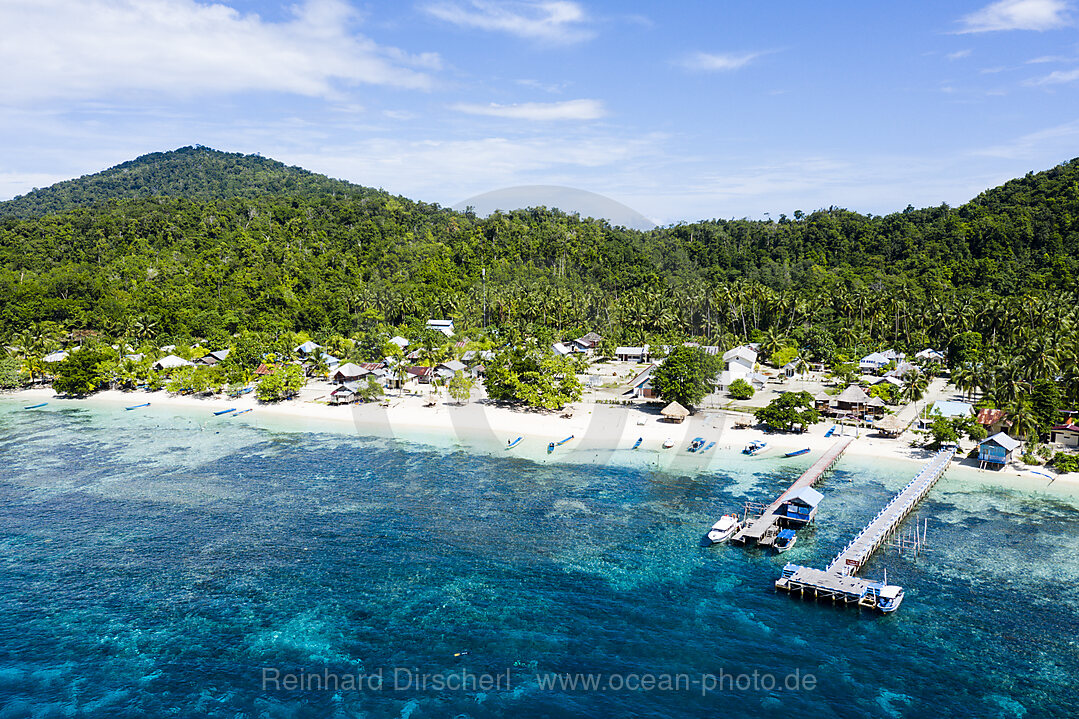 Luftaufnahme Sauwandarek Village, Raja Ampat, West Papua, Indonesien