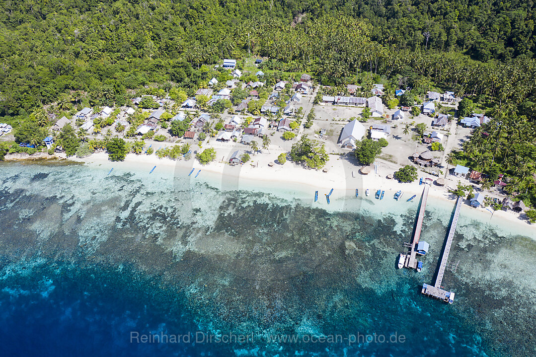 Luftaufnahme Sauwandarek Village, Raja Ampat, West Papua, Indonesien