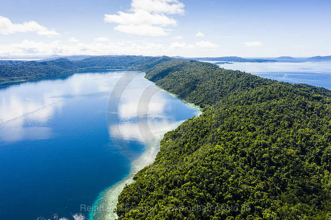 Tropische Inseln vor Waigeo, Raja Ampat, West Papua, Indonesien