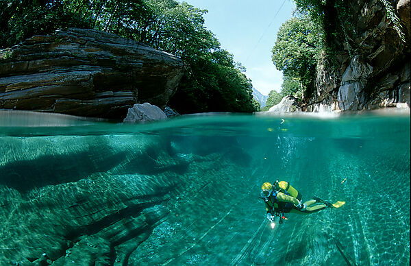 Scubadiving in a freshwater river