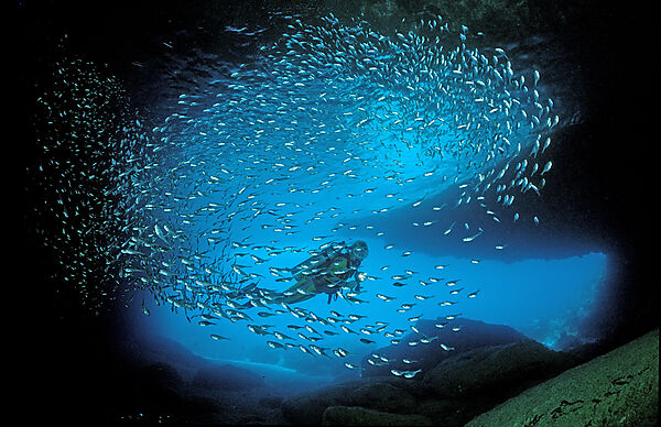 Taucher in Unterwasserhoehle, Hoehlentauchen