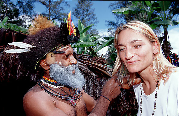 Huli wigman and tourist