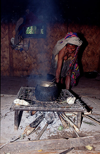 Huli woman cook in her hut