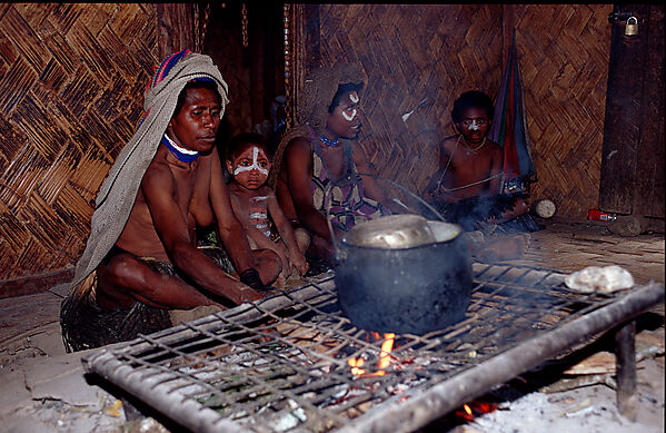 Huli woman cook in her hut