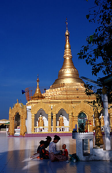 Betende Frau im Tempel