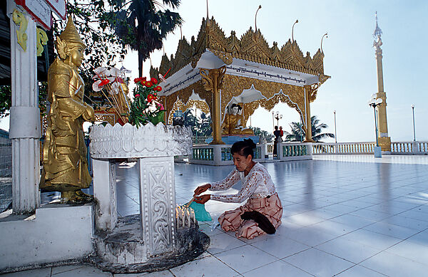 Betende Frau im Tempel