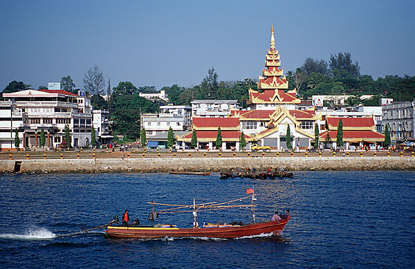 Holzschiff vor Kawthaung