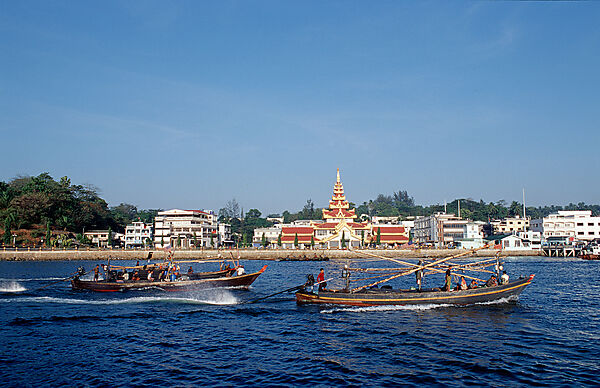 Holzschiff vor Kawthaung