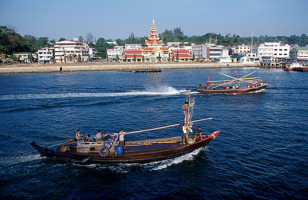 Holzschiff vor Kawthaung