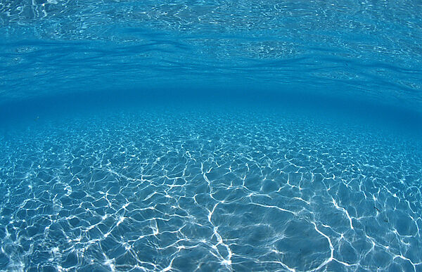 Flachwasserbereich vor Sandstrand
