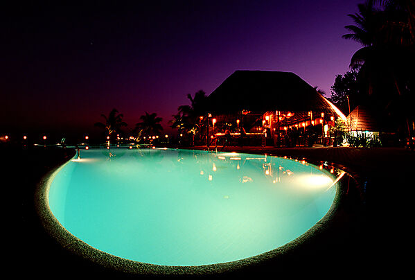 Swimming Pool Kuredu Resort nach Sonnenuntergang