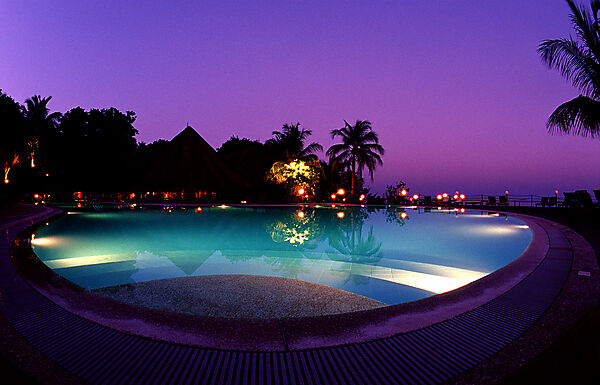 Swimming Pool Kuredu Resort nach Sonnenuntergang