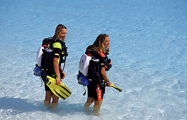 Zwei Taucher am Strand