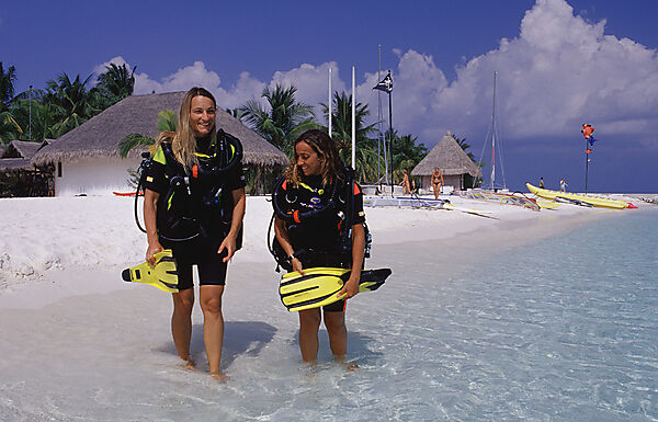 Zwei Taucher am Strand
