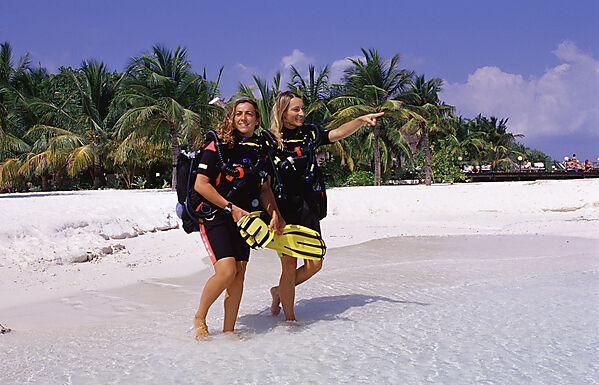 Zwei Taucher am Strand