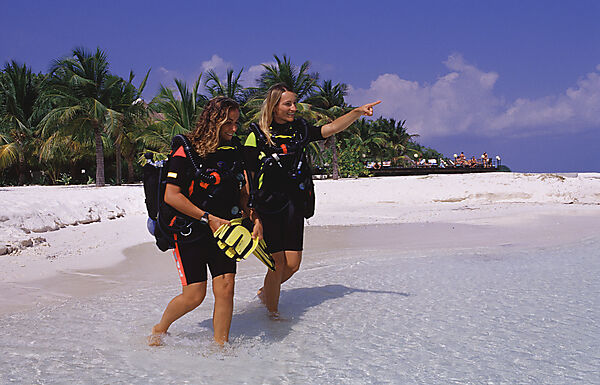 Zwei Taucher am Strand