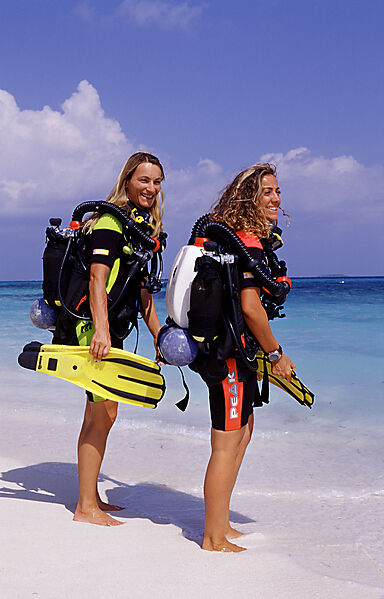 Zwei Taucher am Strand