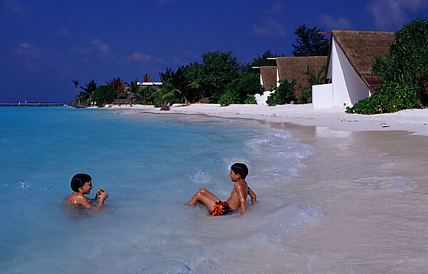 Kinder spielen am Strand