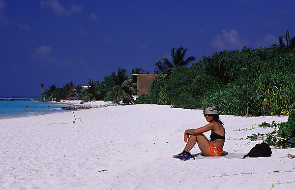 Frau sonnt sich am Strand