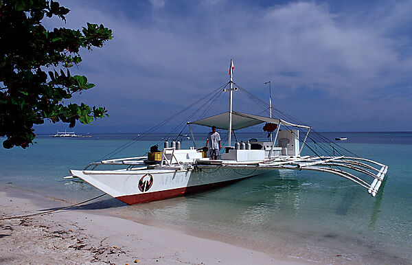Banca, Philippinisches Auslegerboot am Strand