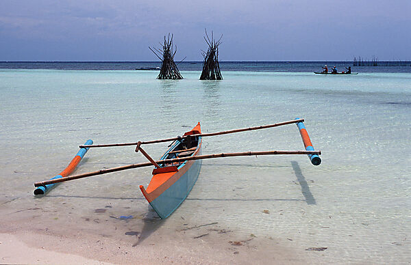 Banca, Philippinisches Auslegerboot am Strand